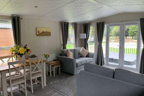 Nightingale Lodge With Hot Tub