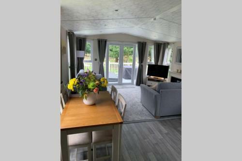 Nightingale Lodge With Hot Tub