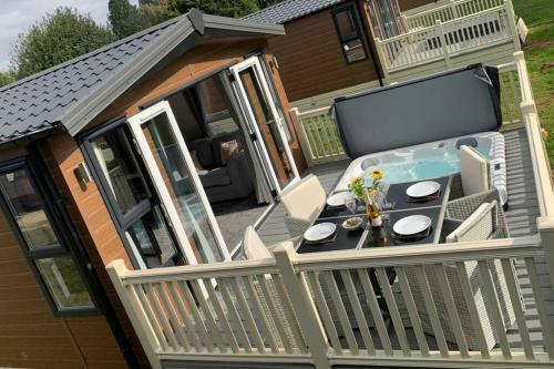 Nightingale Lodge With Hot Tub