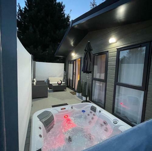 Reynards Retreat Lodge With Hot Tub