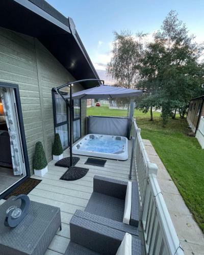 Reynards Retreat Lodge With Hot Tub
