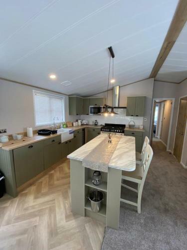 Willow Lodge With Hot Tub