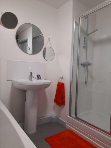 Ideal Apartment - Sleeps 6 - Parking