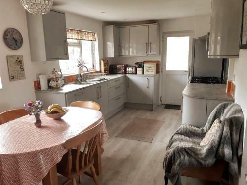 Cosy House, Near Beaches, Coastal Path And Local Shops