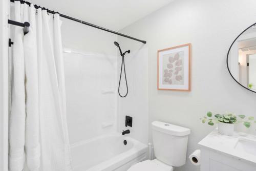 Fantastic 2 Bedroom, King Bed, Central Sacramento
