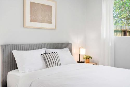 Fantastic 2 Bedroom, King Bed, Central Sacramento