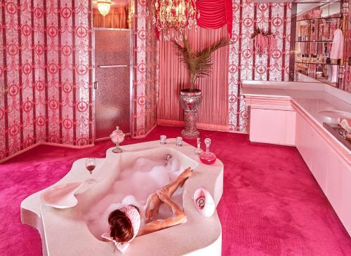 The Establishment, Quintessential 1969 Villa