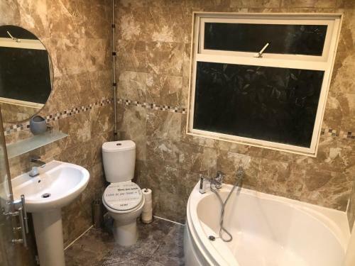 Comfy Three-bedroom Home In Basingstoke