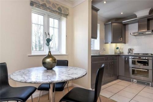 Sunny 1 Bed Apartment In A Quiet Central Location