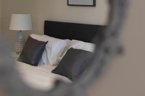 Maynor - Large Luxury House, Log Burner, Central Location