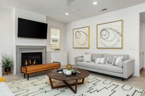 Luxury Modern Home With Club House Pool Or Spa - 6flags