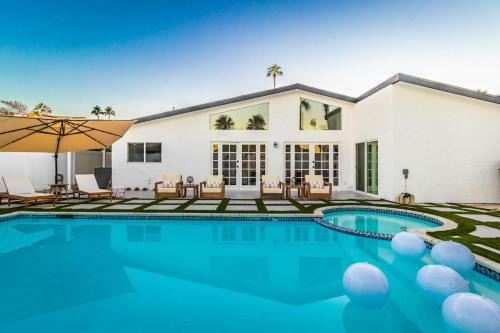 Lux Palm Springs Villa With Pool - Fits 12!
