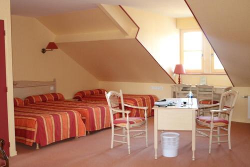 Hotel Logis Le Port Saint Aubin