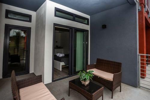 Posada Studio With Large Balcony- San Diego Gateway