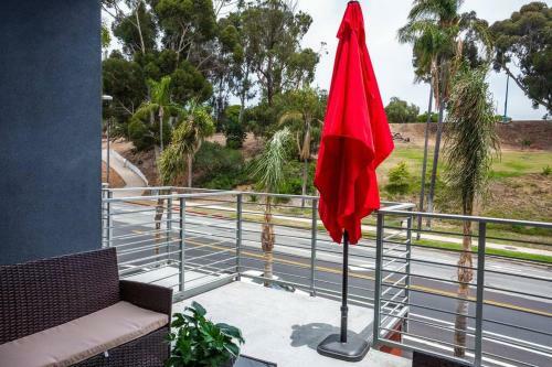 Posada Studio With Large Balcony- San Diego Gateway