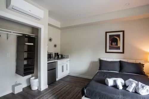 Posada Studio With Large Balcony- San Diego Gateway