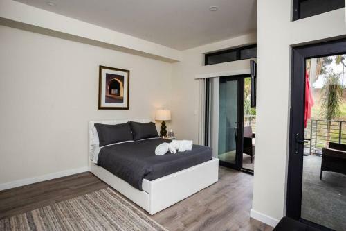 Posada Studio With Large Balcony- San Diego Gateway