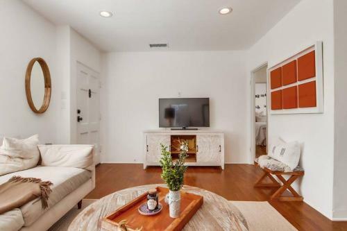 Modern Stylish Home In Fishermans Village