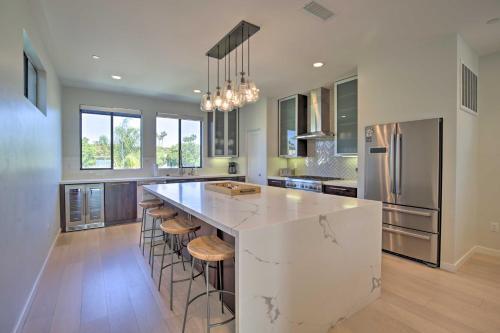 Upscale Beach Rowhome With Rooftop And Bay Views!