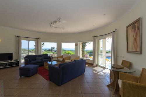 Luxurious Villa With Beautiful See Views & Spacious Garden