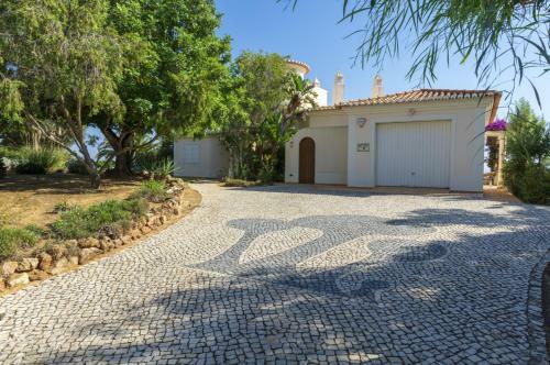 Luxurious Villa With Beautiful See Views & Spacious Garden