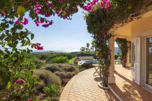 Luxurious Villa With Beautiful See Views & Spacious Garden