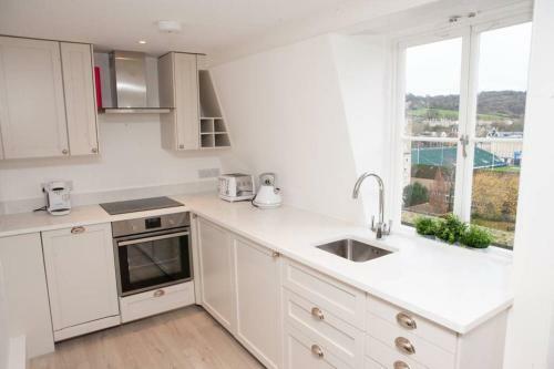 Spectacular Views, 1 Bed Central Bath Apartment