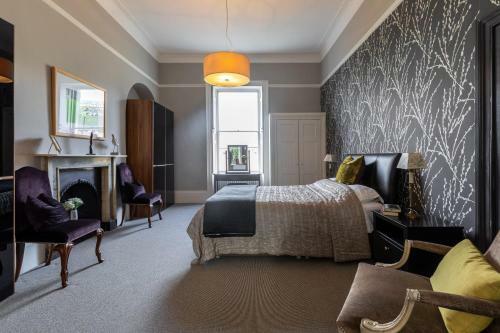 Spacious, Light-filled Central Period Apartment