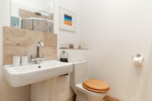 Spacious, Light-filled Central Period Apartment