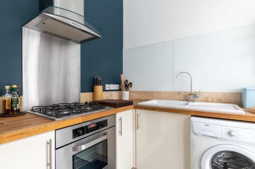 Spacious, Light-filled Central Period Apartment