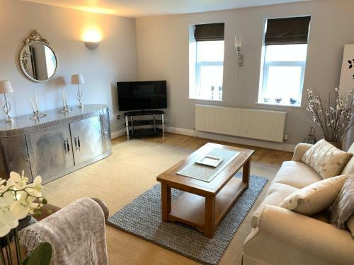 Spacious 2 Bed Apartment With Off Street Parking