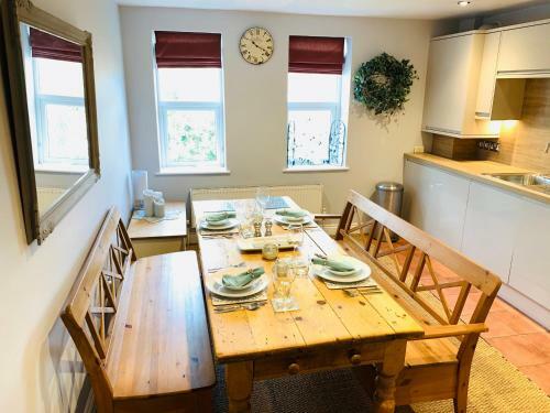 Spacious 2 Bed Apartment With Off Street Parking