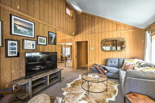 Tahoe Vista Cabin With Deck 1 Mile To Beach!