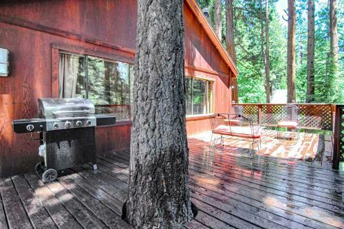 Tahoe Vista Cabin With Deck 1 Mile To Beach!