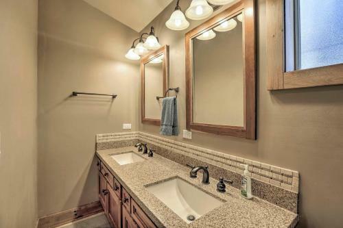 Tahoe City Retreat With Deck, 1 Mi To Beach!
