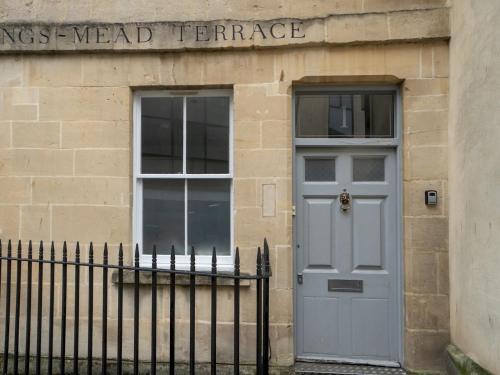 Pass The Keys Centrally Located 3 Bed Townhouse With Garden