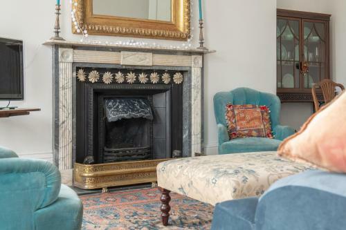2 Bed Character & Period Apartment Central Bath