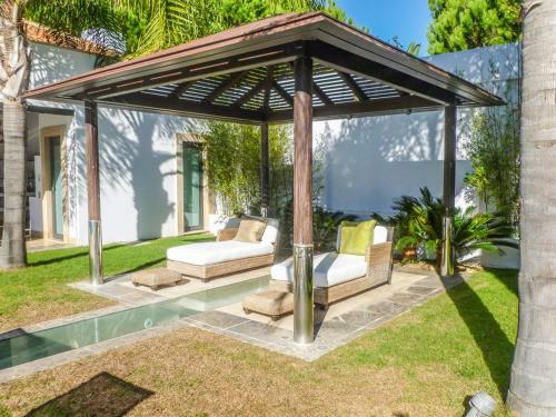 Contemporary And Elegant Designed Villa P2108