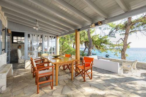 Pine Cove House, Loutra
