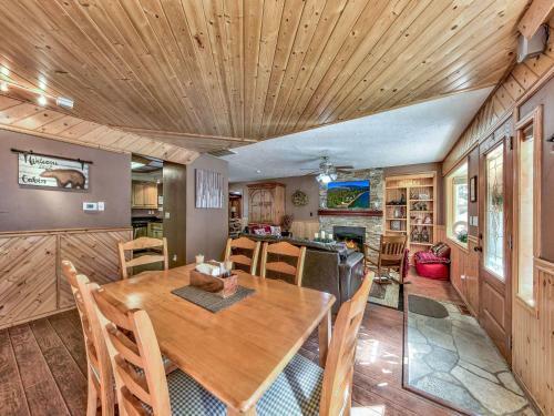 2556h Lazy Bear's Den Cottage