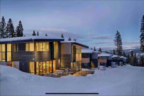 Stellar Mountainside Luxury Ski-in-ski-out Home.