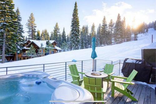 Stellar Mountainside Luxury Ski-in-ski-out Home.