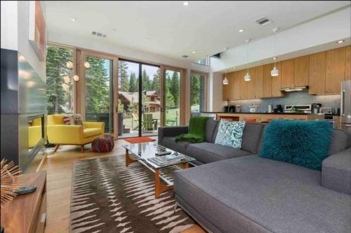 Stellar Mountainside Luxury Ski-in-ski-out Home.