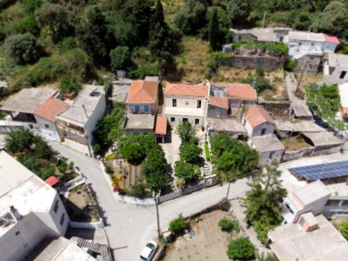 Traditional Stone Home 30 Min. From Famous Beaches