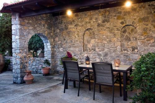 Traditional Stone Home 30 Min. From Famous Beaches
