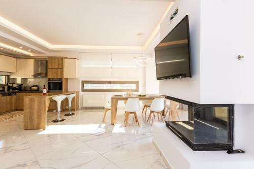 Paris Villa, Infinite Coastal Views!