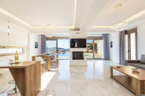 Oraia Eleni Villa, Infinite Coastal Views!
