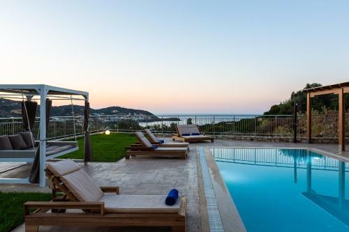 Oraia Eleni Villa, Infinite Coastal Views!