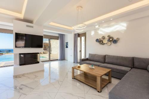 Oraia Eleni Villa, Infinite Coastal Views!