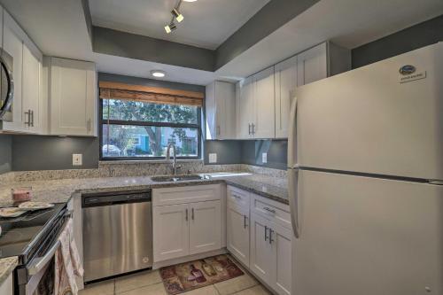 Peaceful Largo Townhome With Screened-in Patio!